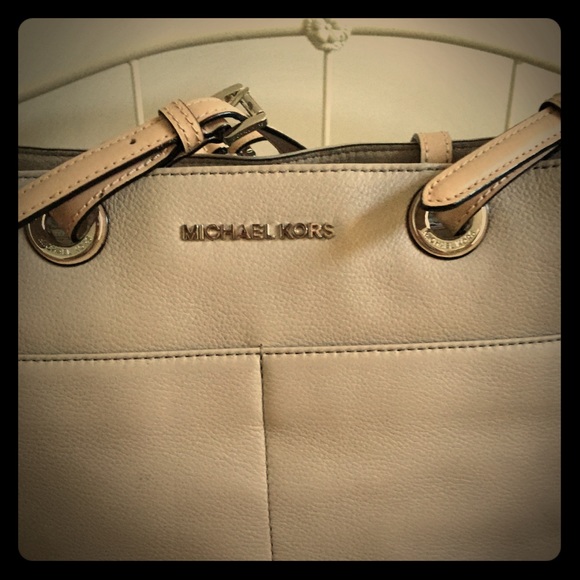A brand new Michael Kors Handbag - Picture 1 of 4
